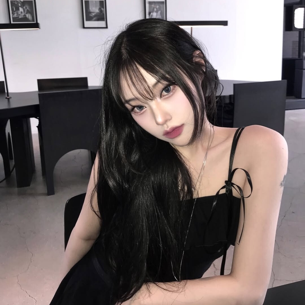 Cô gái mang đầm đen