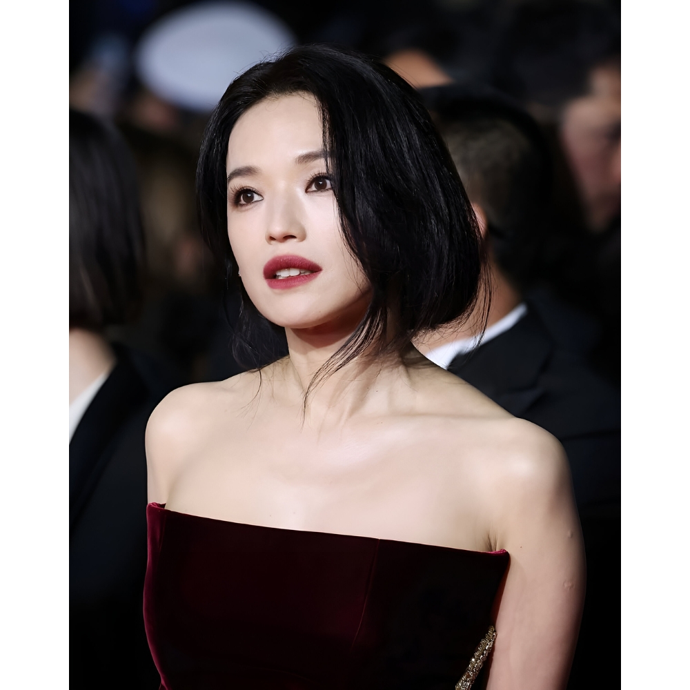 Tạo hình của diễn viên Thư Kỳ tại LHP Cannes 2025.