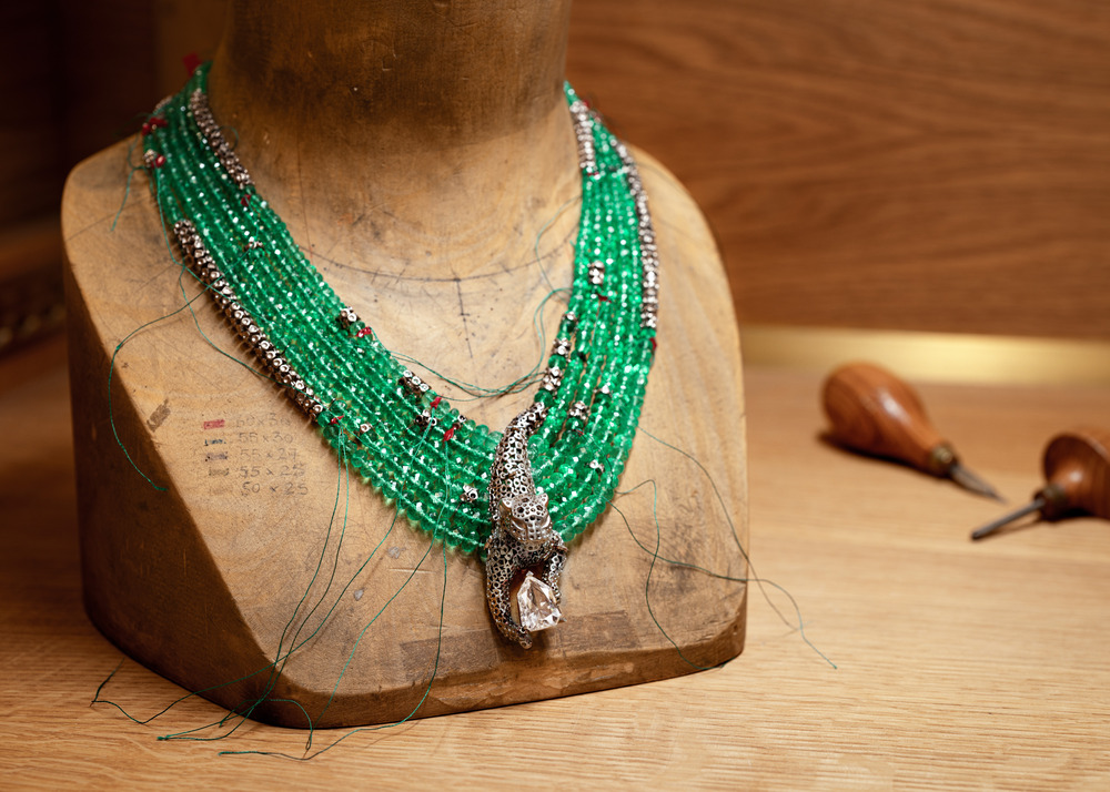 vòng cổ đá xanh BST “En Équilibre” của Cartier
