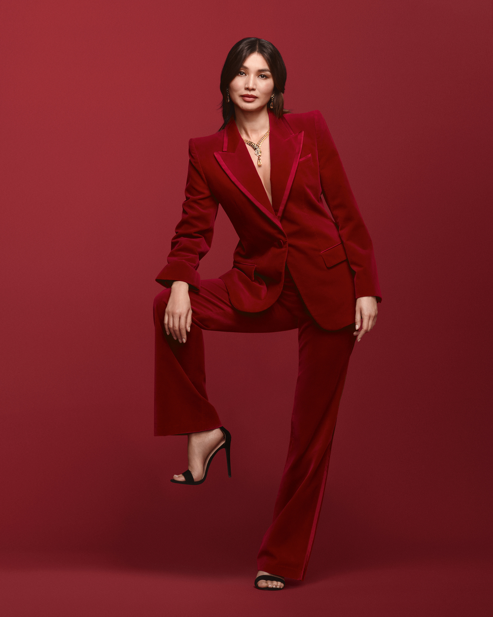 Gemma diện suit đỏ BST “En Équilibre” của Cartier