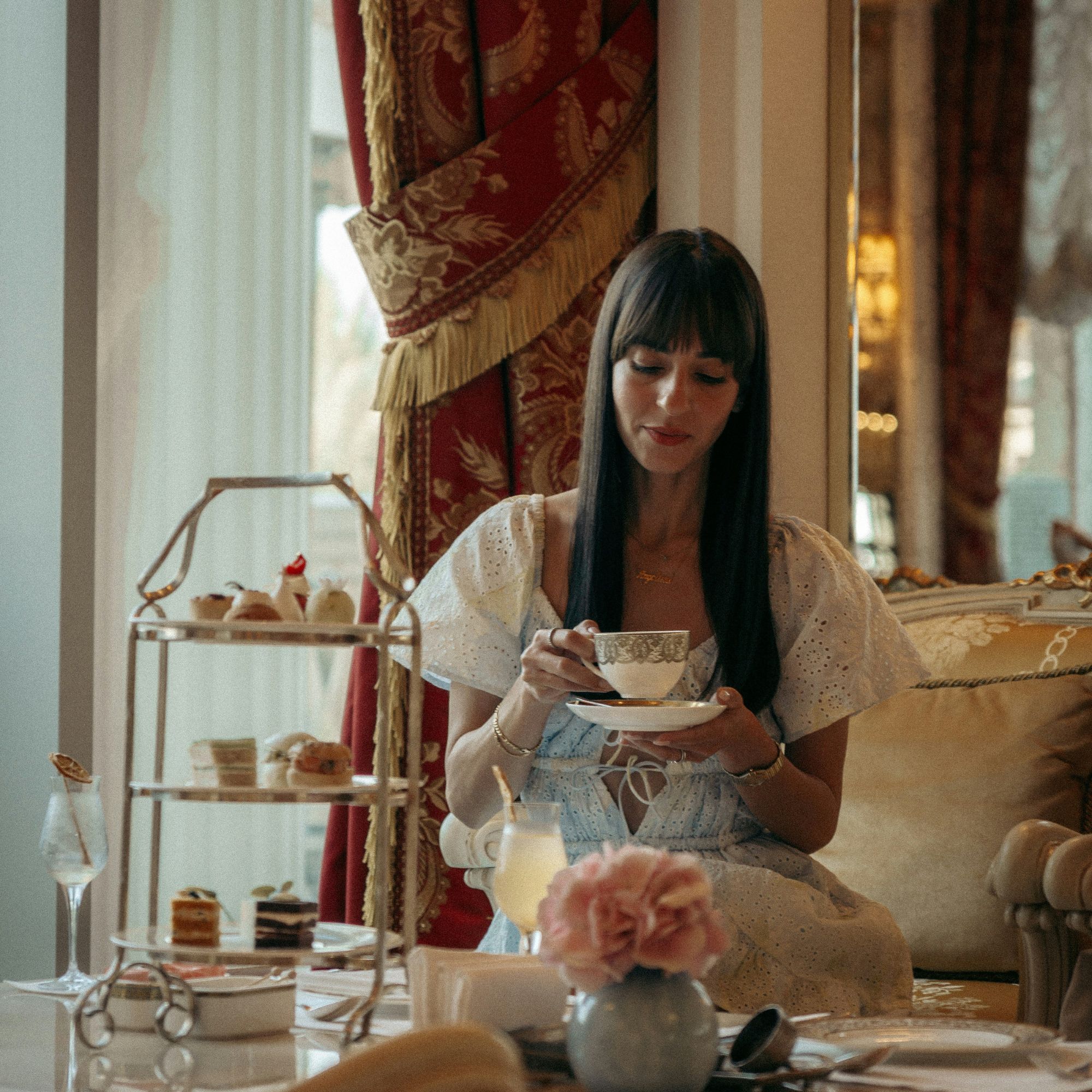 cô gái uống trà chiều