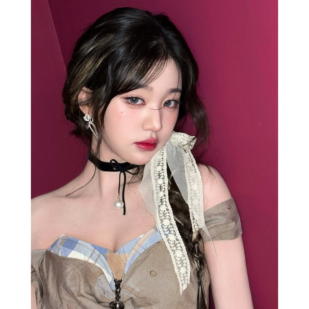 Jang Won Young đánh son bóng rực rỡ.