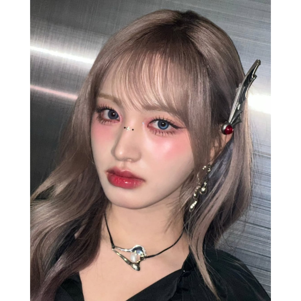 Liz (IVE) tô son bóng tràn viền