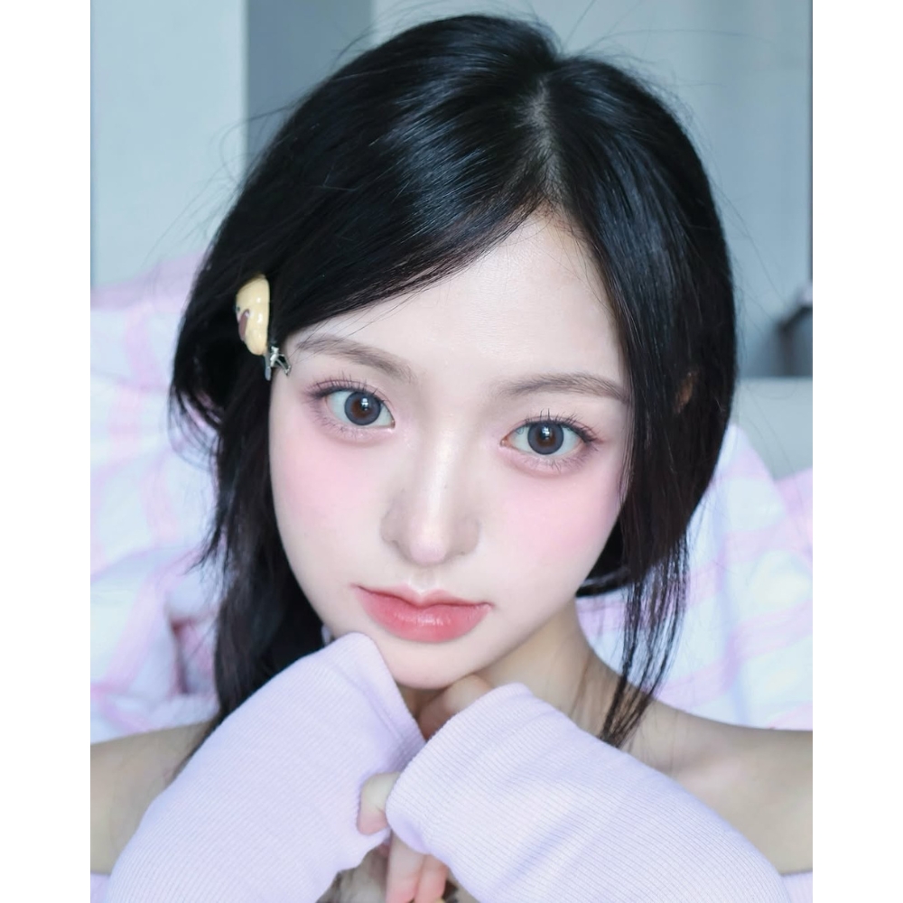 Cô gái Hàn Quốc tô son hồng nhạt trong trẻo, ngây thơ.