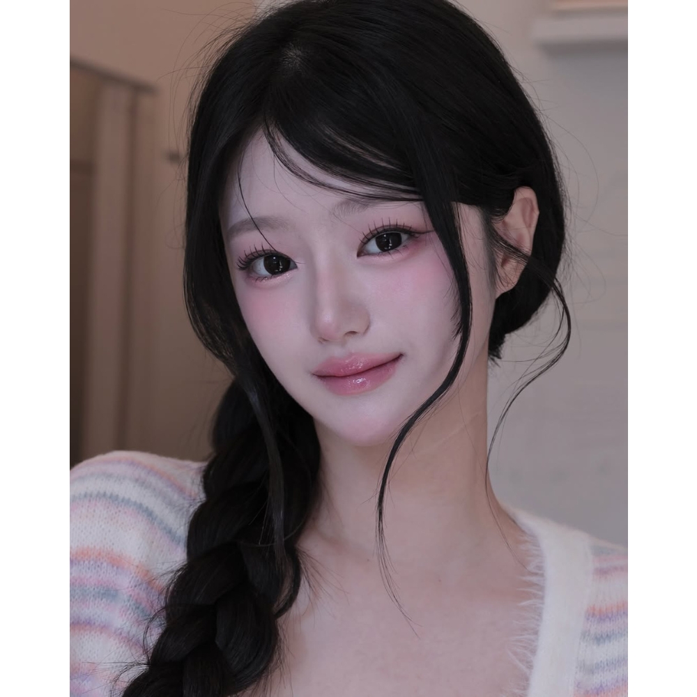 Cô gái đánh má hồng màu hồng phấn để hợp với cool undertone.