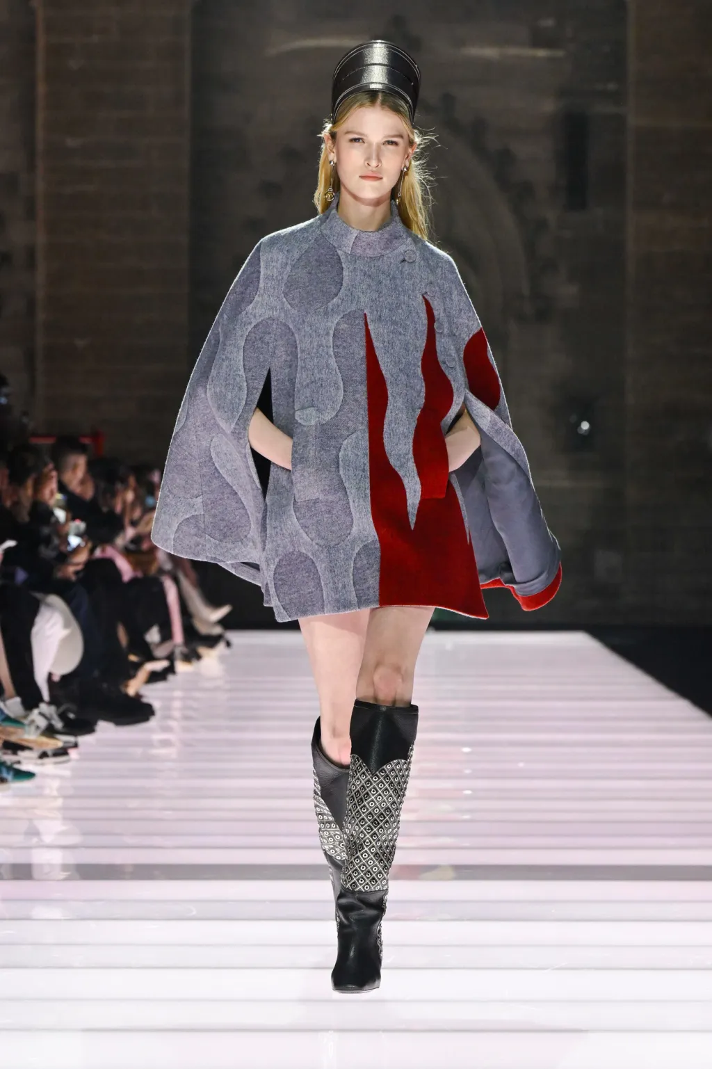 áo choàng xám louis vuitton cruise 2026
