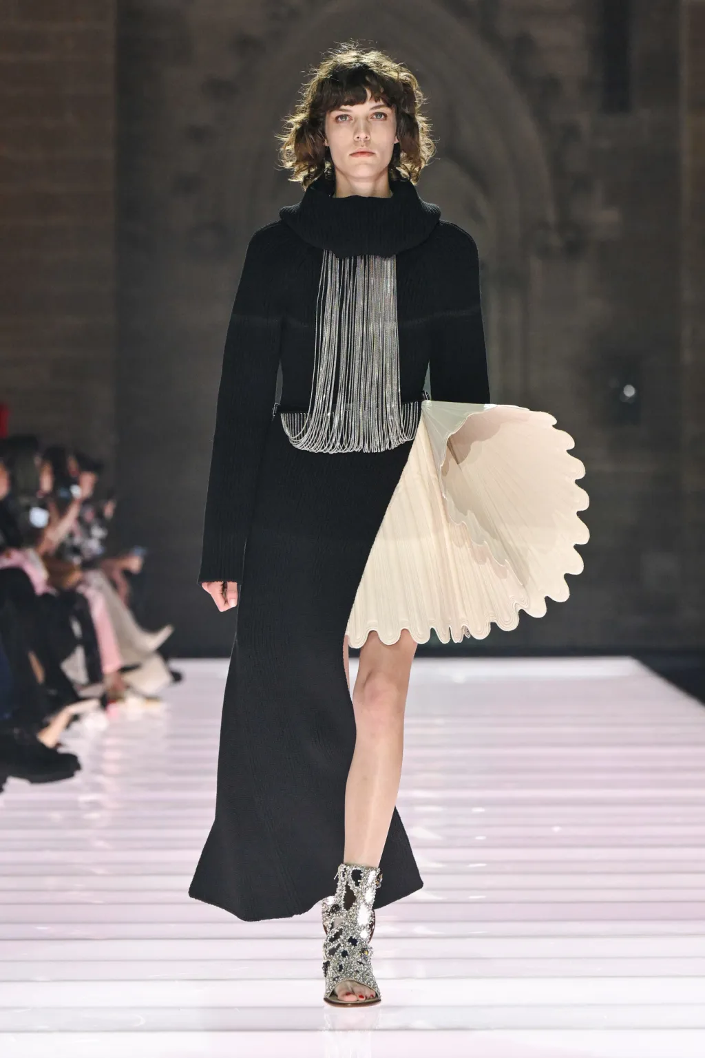 váy đen cắt xẻ louis vuitton cruise 2026