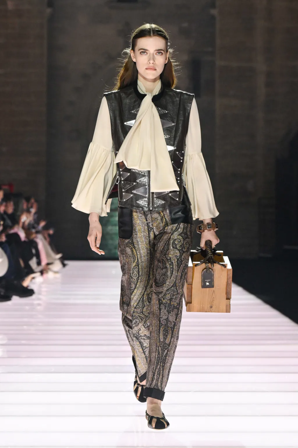 váy xuyên thấu louis vuitton cruise 2026