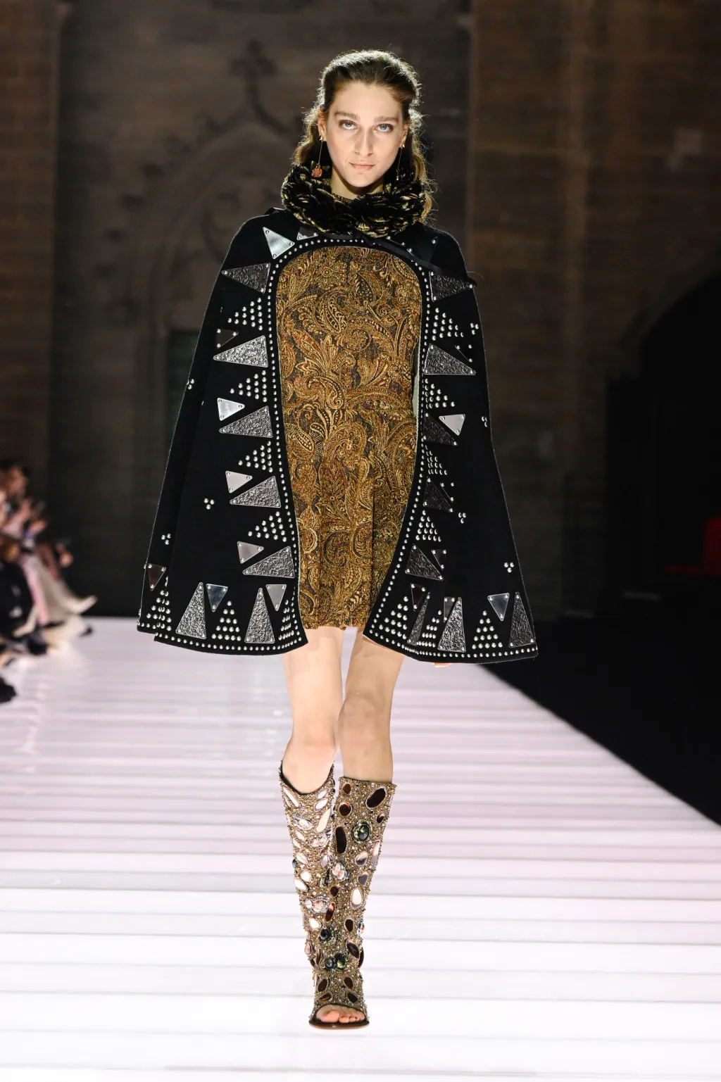 váy nhung louis vuitton cruise 2026