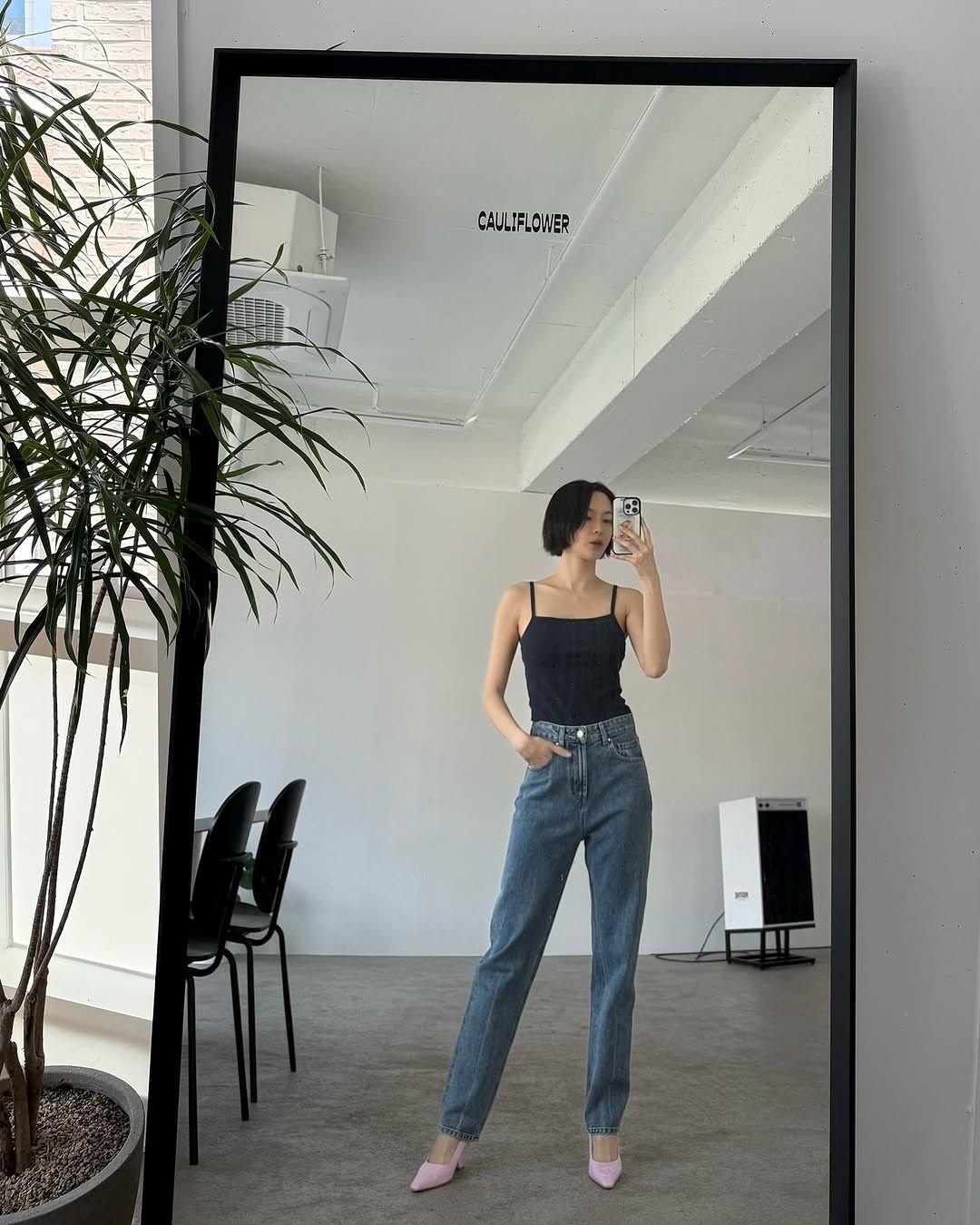 áo áo hai dây phối quần jeans ống đứng 