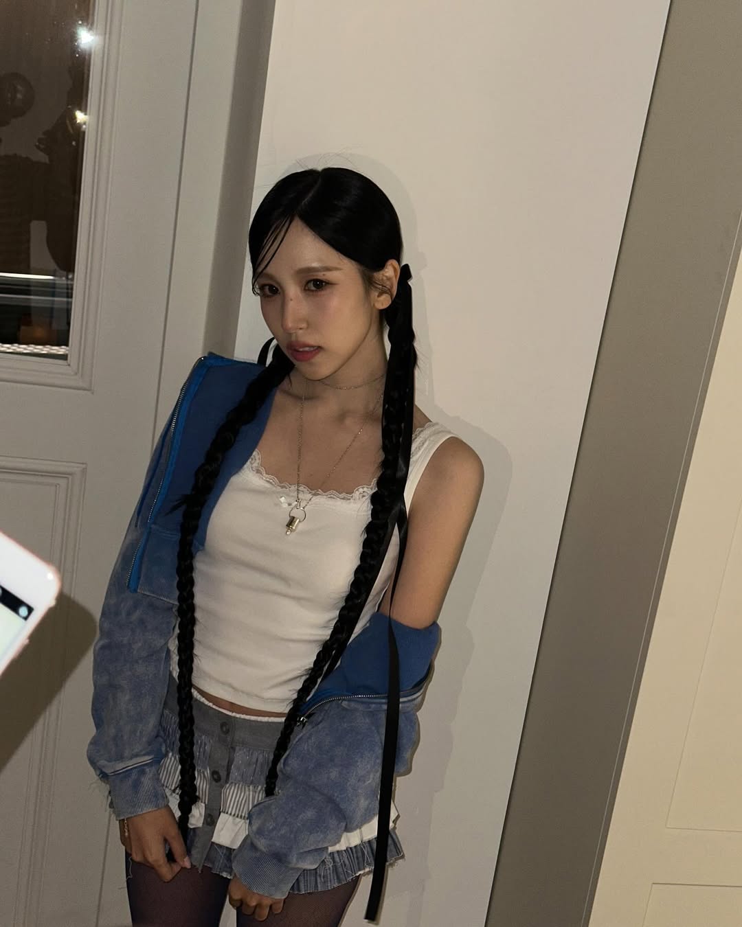 áo áo hai dây và mini skirt