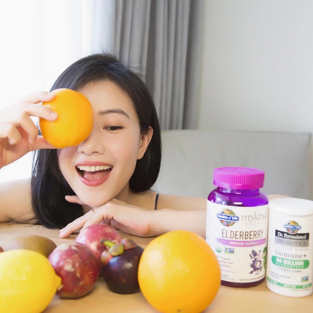 Hình ảnh nữ minh tinh với các loại trái cây.