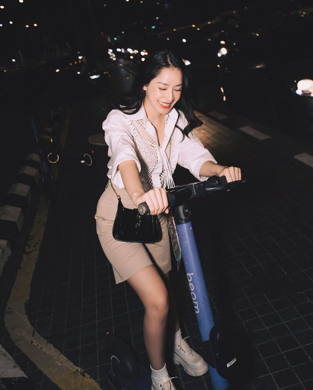 Chi Pu quần short kaki