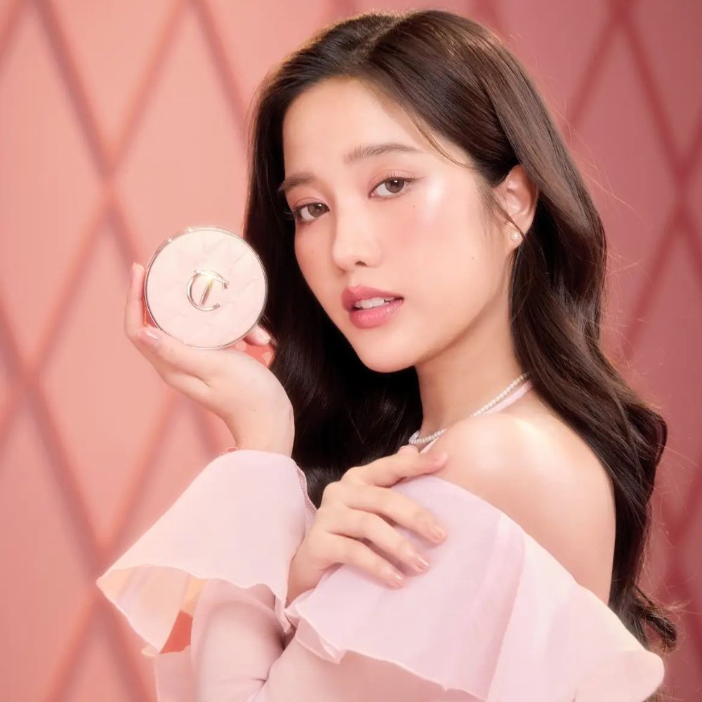 Hình ảnh Freen Sarocha với Pillow Talk Cushion.