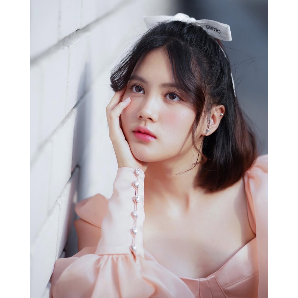 Layout trang điểm trong sáng như búp bê của diễn viên Thái Lan Minnie Phantira.