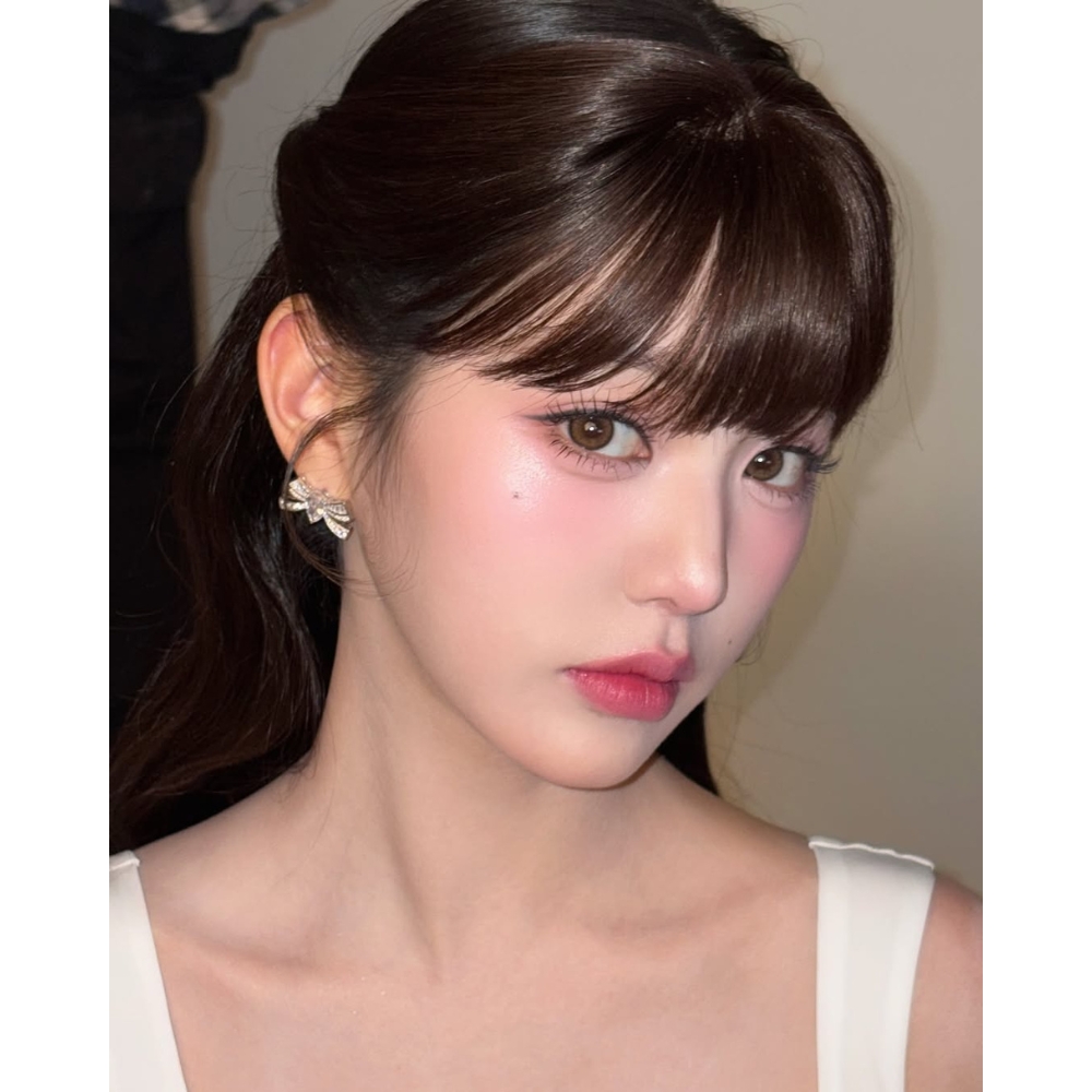 Đôi mắt to tròn hài hòa cùng layout trang điểm trong trẻo của Jang Won Young.