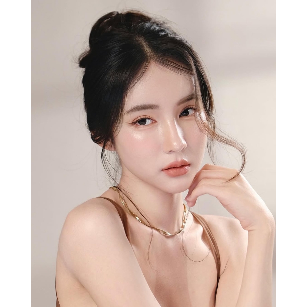 Hoa hậu chuyển giới Yoshi Rinrada tạo dáng với layout trang điểm trong trẻo.