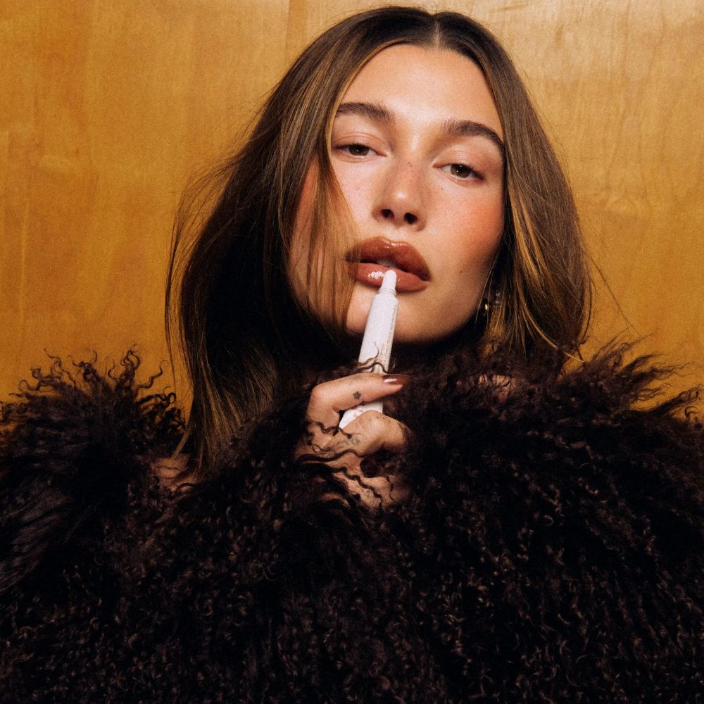 Hailey Bieber cùng sản phẩm chủ lực từ thương hiệu Rhode.

