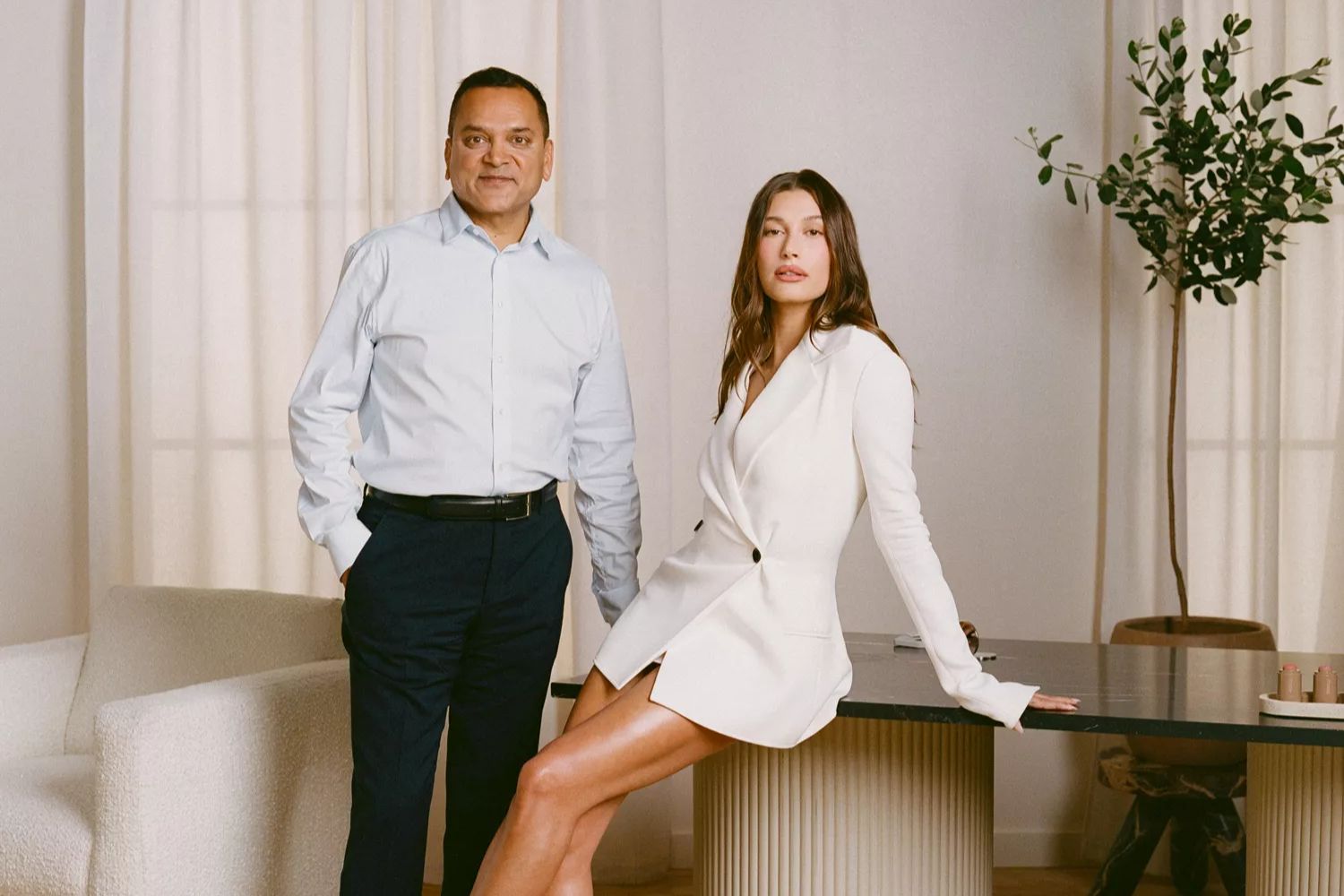 Hailey Bieber và CEO E.l.f. Beauty Tarang Amin