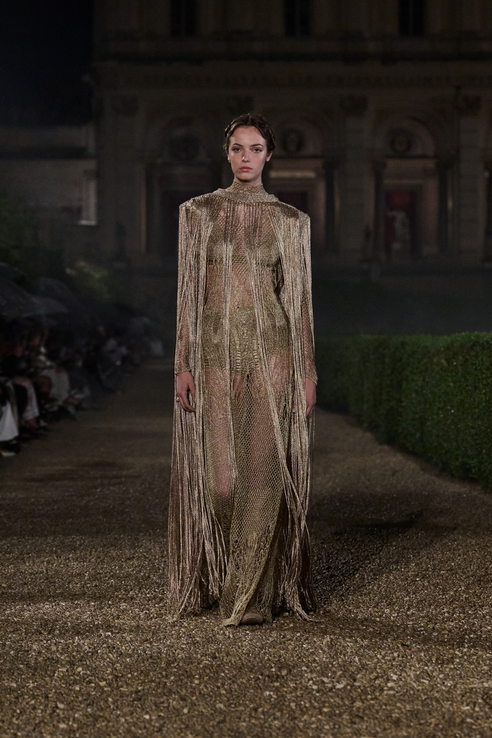 áo choàng tua rua BST Dior Cruise 2026
