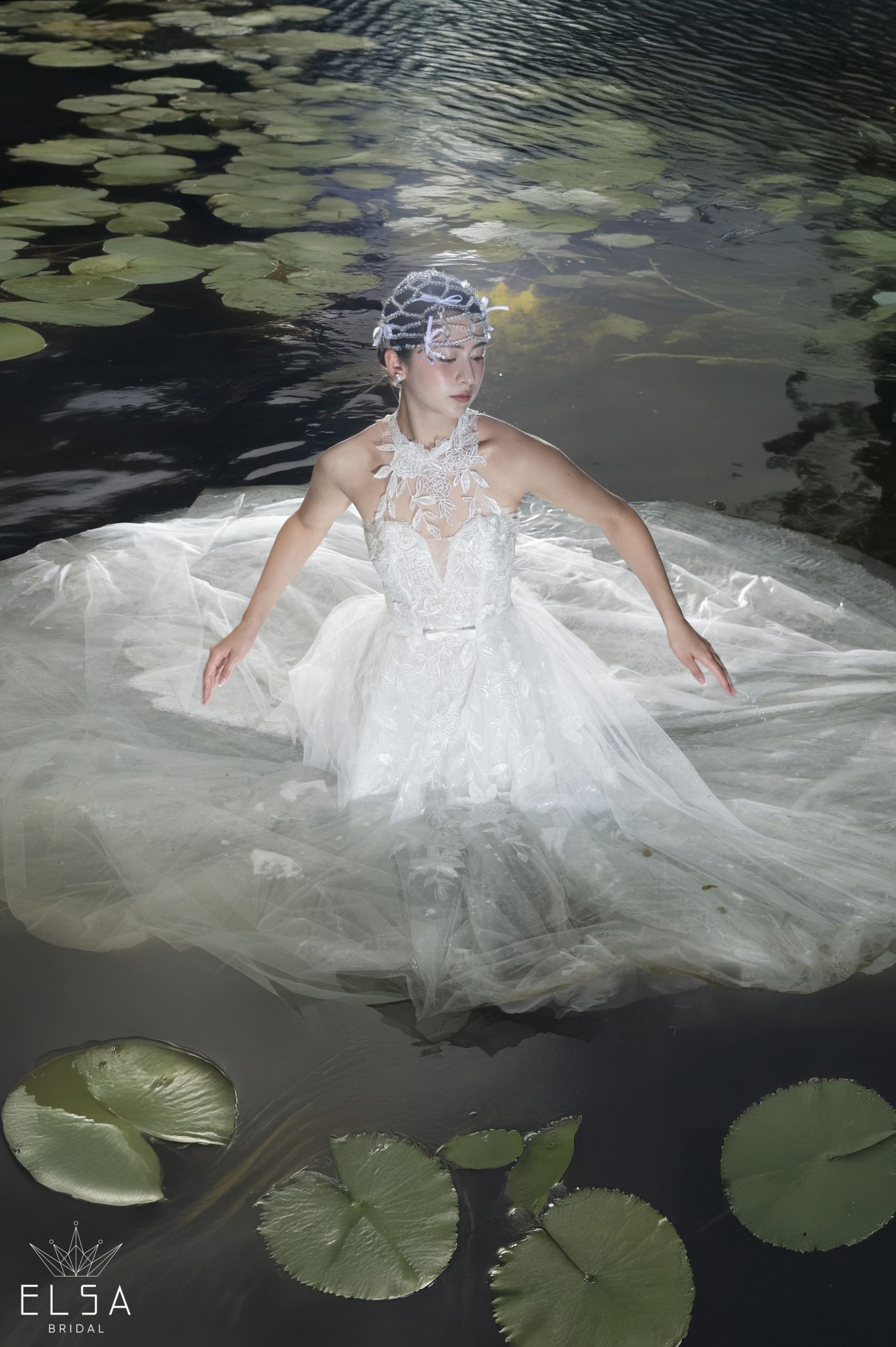 áp cưới trắng Elsa Bridal