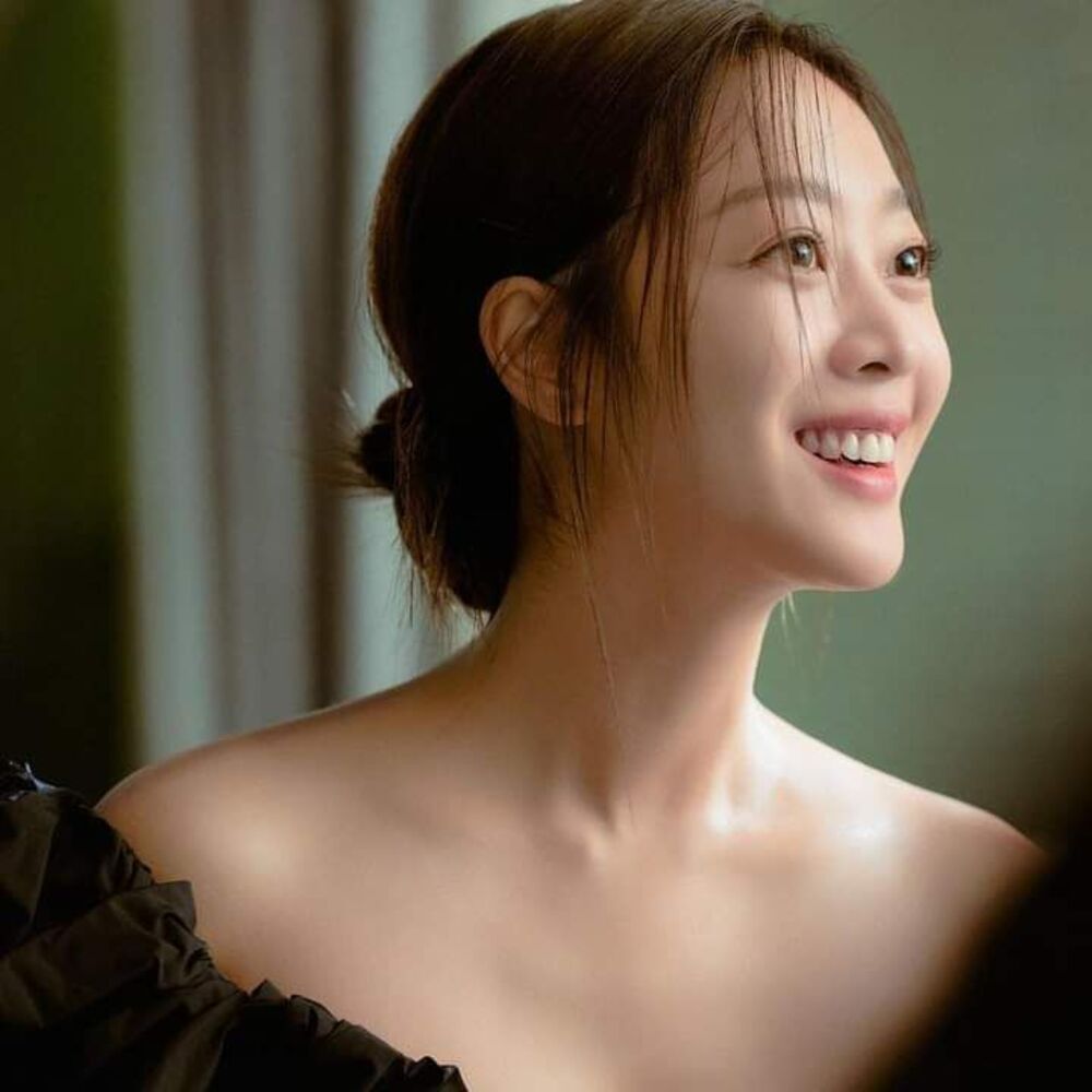 Nữ chính "Nuốt Vàng" tươi cười rạng rỡ, làn da căng bóng mịn màng tỏa sáng dưới ánh sáng.