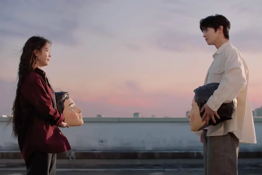 IU và Cha Eun Woo trong MV A Beautiful Person