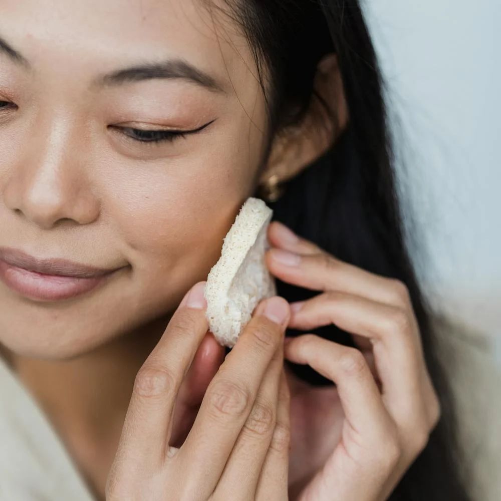 cô gái đang tẩy da chết