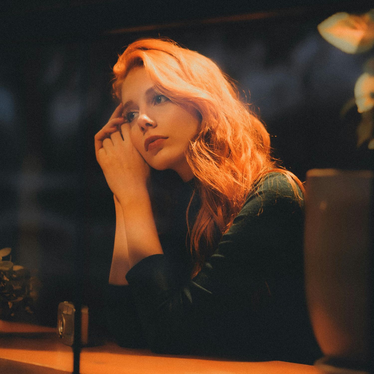 Cô gái tóc đỏ ngồi thẫn thờ vào buổi tối
