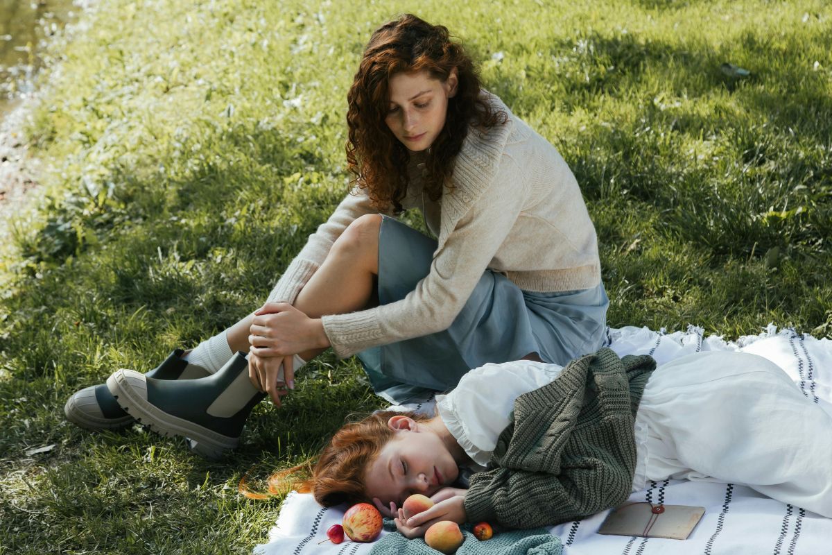Hai cô gái đi picnic và ngủ trưa trên bãi cỏ