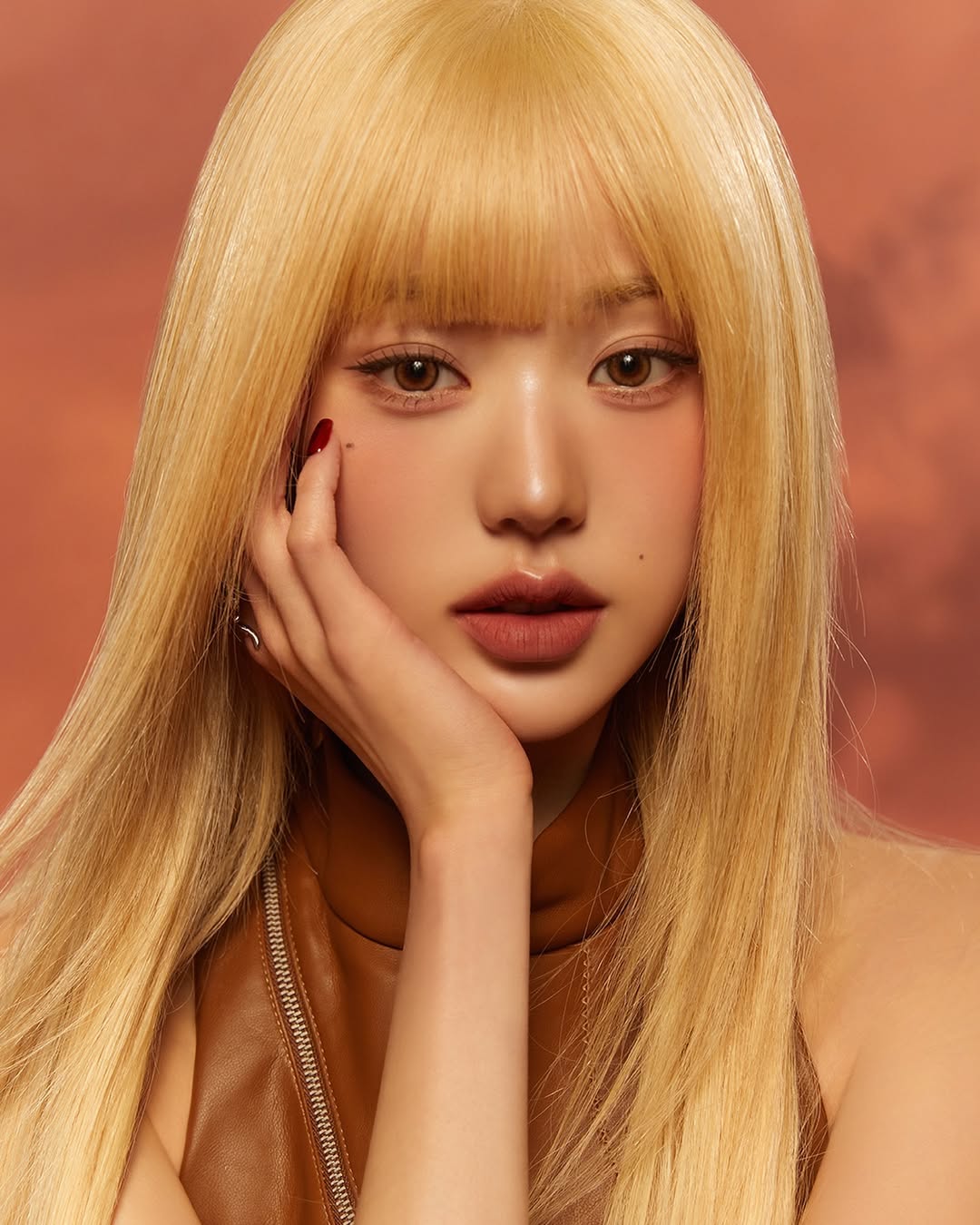 Jang Won Young duỗi tóc thẳng và nhuộm màu vàng kim