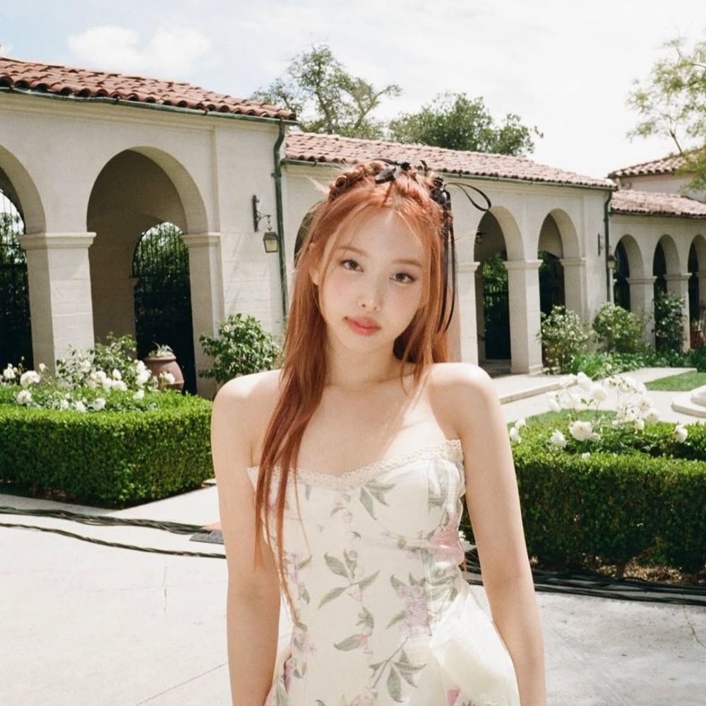 Hình ảnh Nayeon đứng dưới nắng.