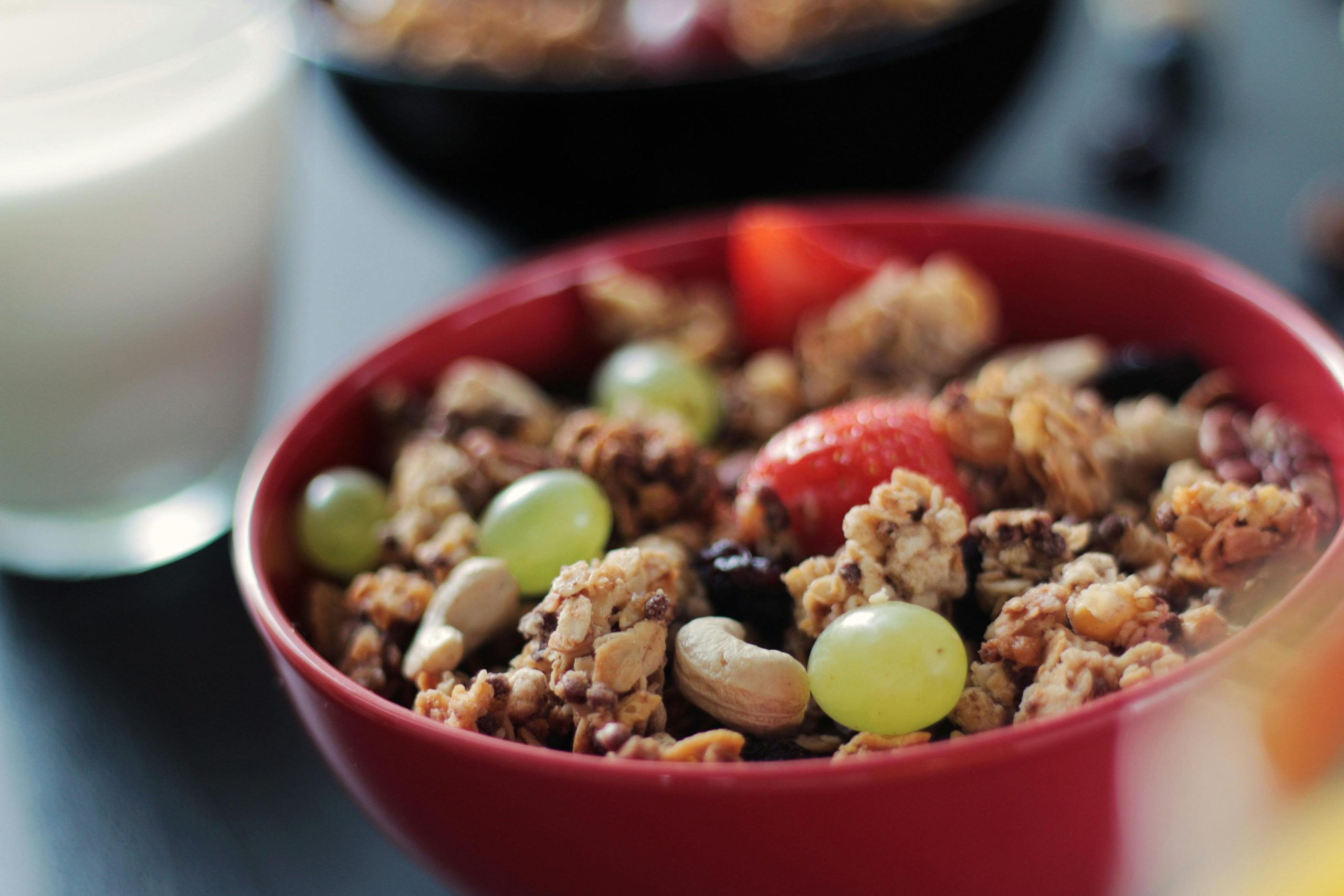 Bát ngũ cốc nguyên hạt đa dạng gồm yến mạch, hạt quinoa, hạt chia và các loại hạt khác, được trình bày hấp dẫn trên bàn ăn.
