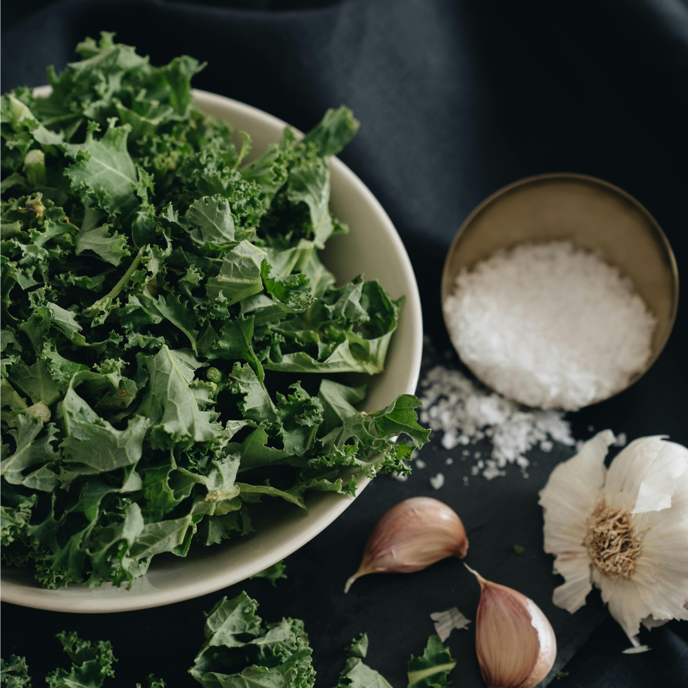 Tô đựng rau cải xoăn (kale) sống cho kỳ kinh nguyệt.