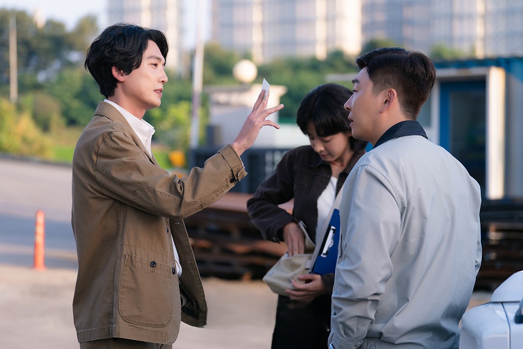 Jung Kyung Ho khắc họa nhân vật No Mu Jin với những sắc thái cảm xúc phức tạp. (Jung Kyung Ho as No Mu Jin in Oh my ghost clients)