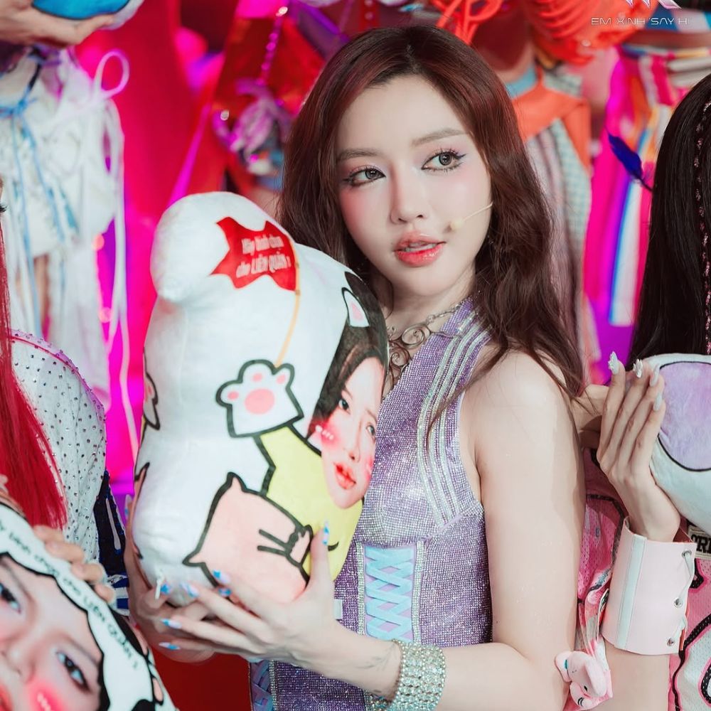 Bích Phương lấp lánh với tone tím chủ đạo trong Em Xinh Say Hi