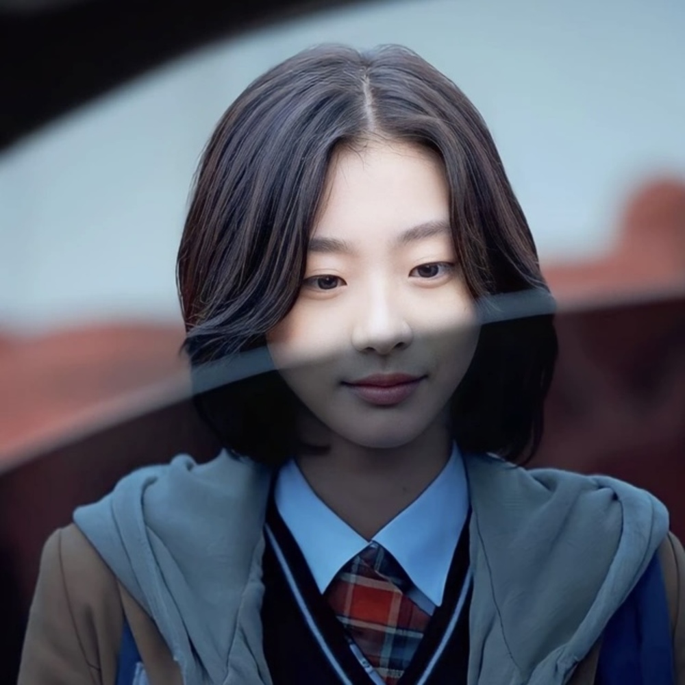 Kim Da-mi với mái tóc ngắn ngang vai tự nhiên trong phim The Witch.