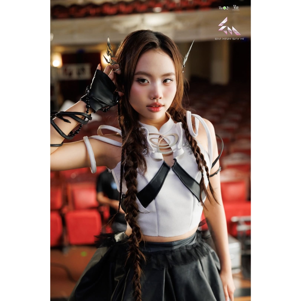 Tão hình chiến binh Y3K của Phương Mỹ Chi tại chương trình Em Xinh Say Hi.