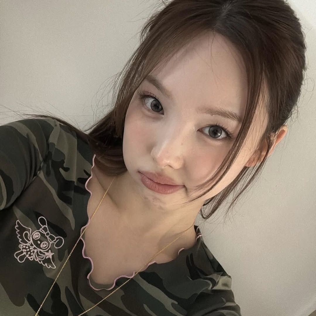 Nayeon với phong cách trang điểm nhẹ nhàng, nổi bật với son môi màu nâu đất thời thượng.