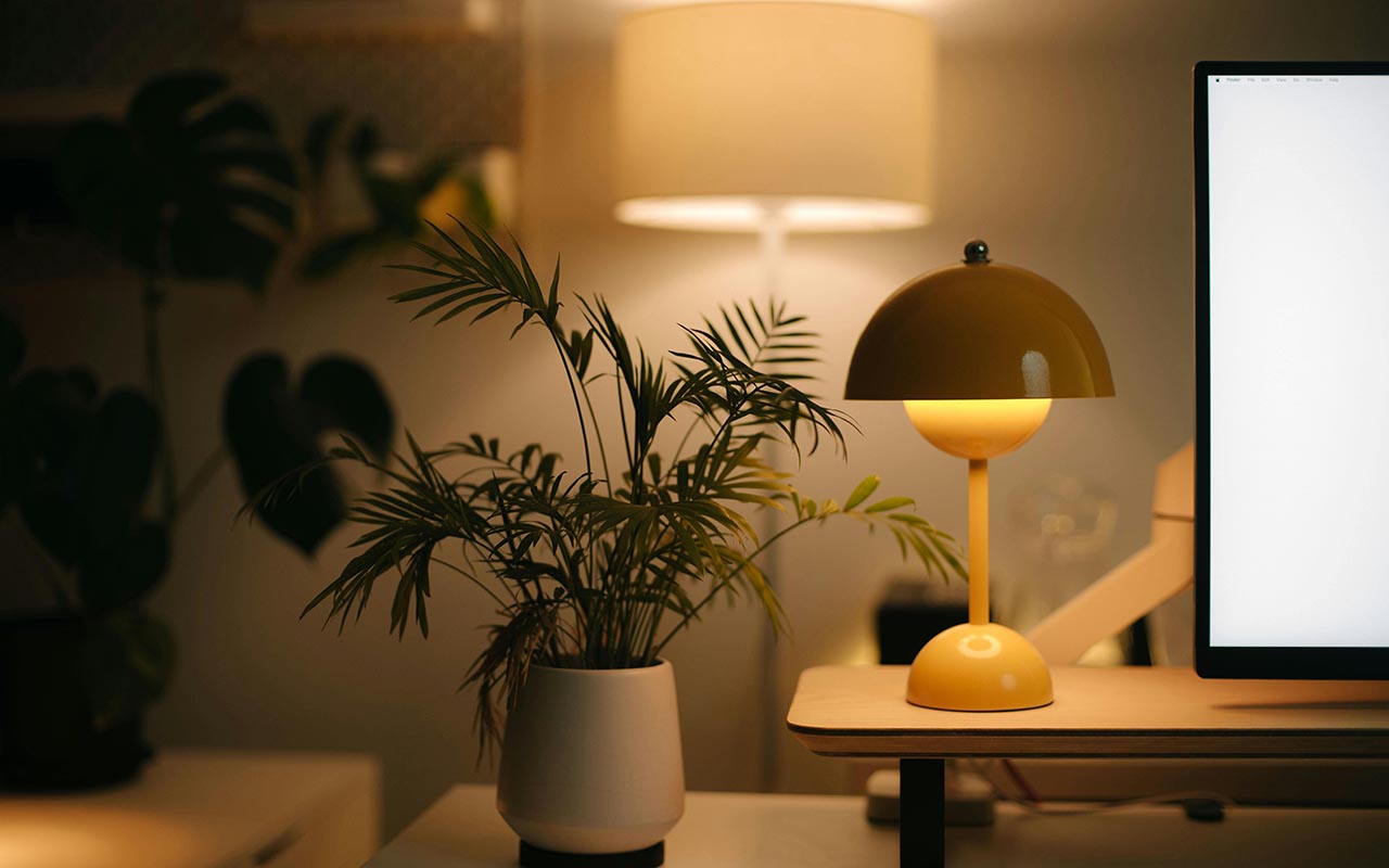 Đèn bàn sức vật dụng cần thiết cho bàn làm việc văn phòng