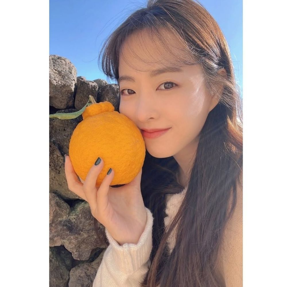 Hình ảnh Park Bo Young selfie với trái quýt.