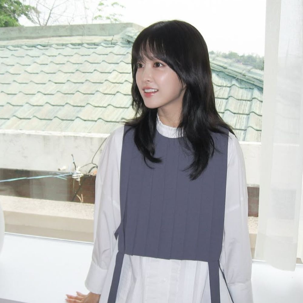 Hình ảnh Park Bo Young – nữ chính Our Unwritten Seoul – bên cửa sổ.