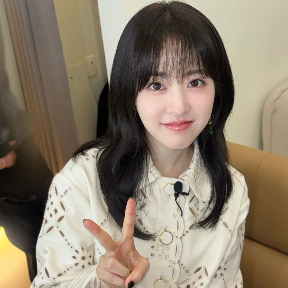 Hình ảnh Park Bo Young – nữ chính phim Our Unwritten Seoul – nhìn vào ống kính và giơ hai ngón tay.