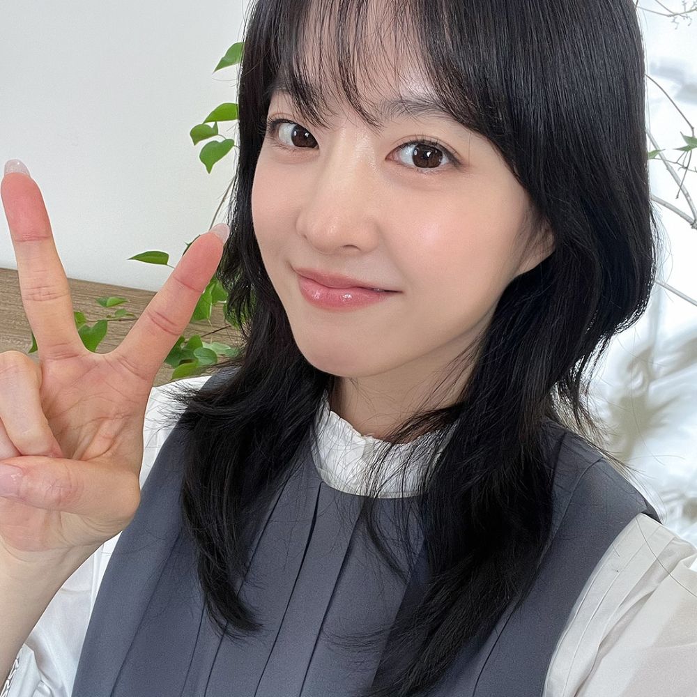 Park Bo Young selfie với V sign.