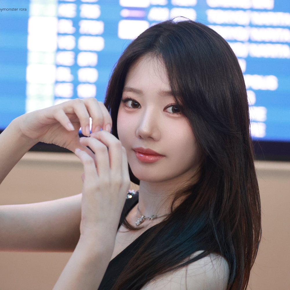Rora (BabyMonster) tạo dáng trái tim khi hạ cánh tại Việt Nam.