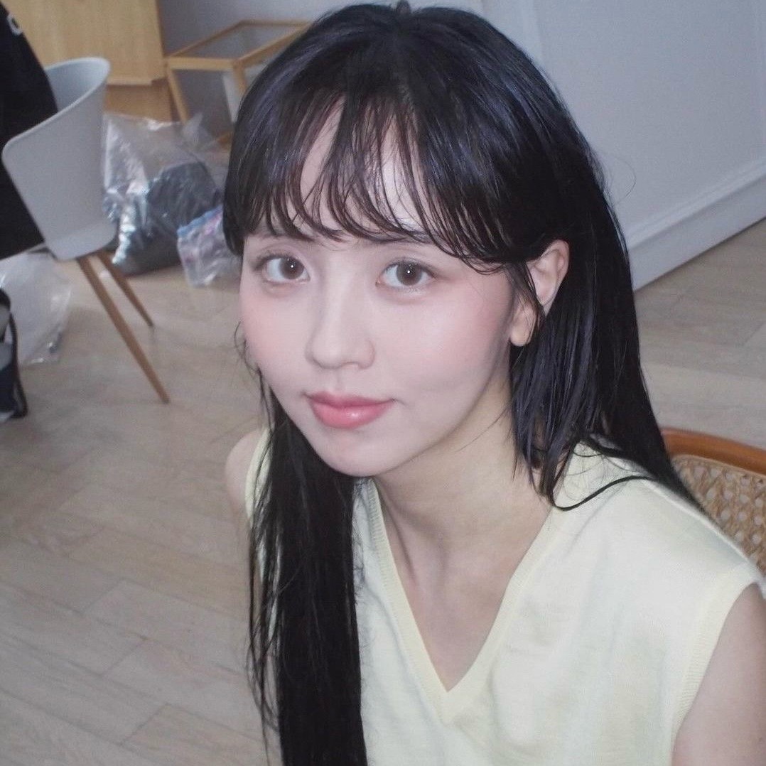 Kim So Hyun xinh đẹp với làn da căng bóng trong khung hình.