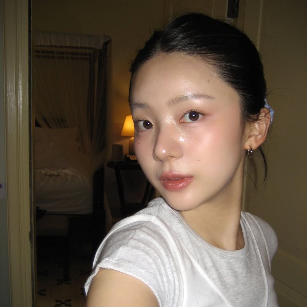 Hình ảnh nữ influencer @tiissue với làn da căng bóng.