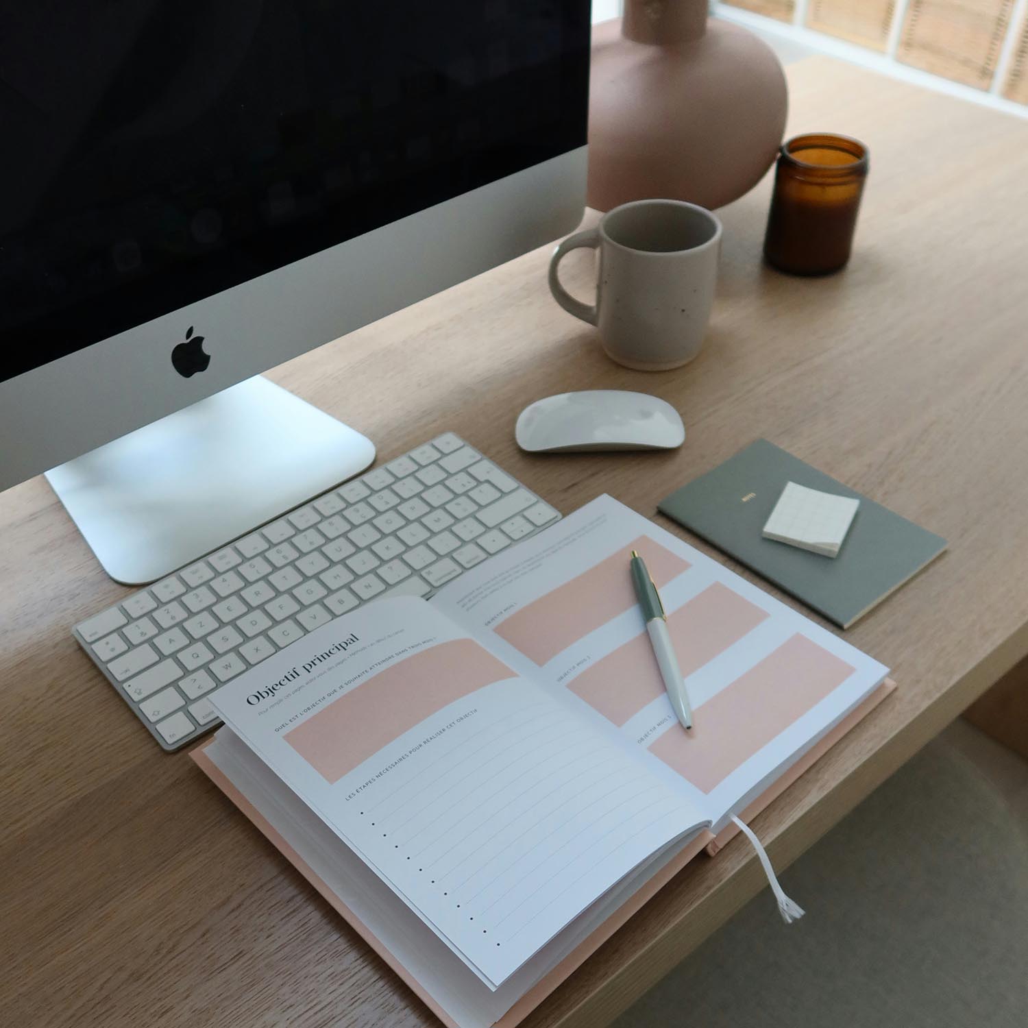 Sổ planner vật dụng cần thiết cho bàn làm việc văn phòng