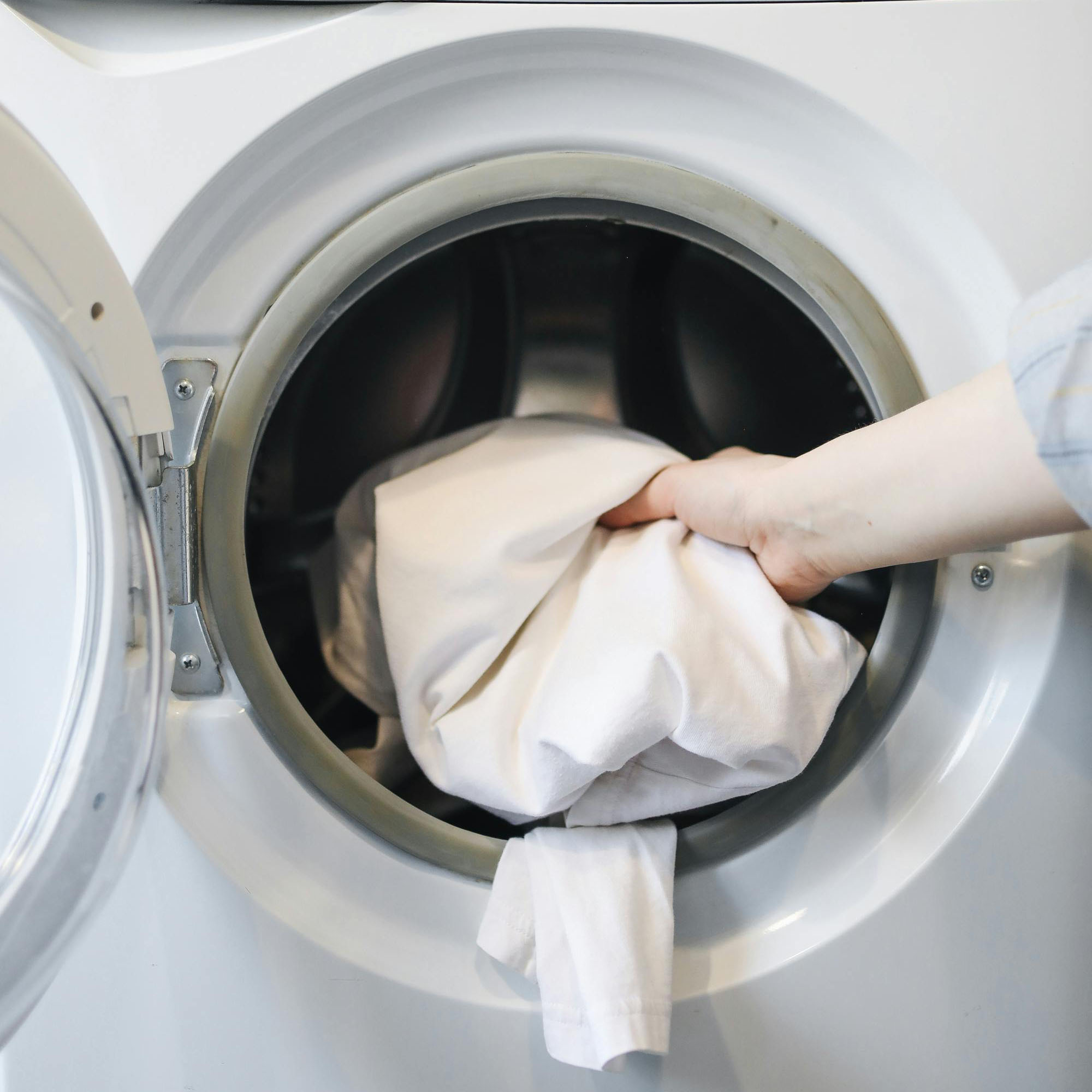 giảm tần suất giặt quần áo để sống thân thiện với môi trường
