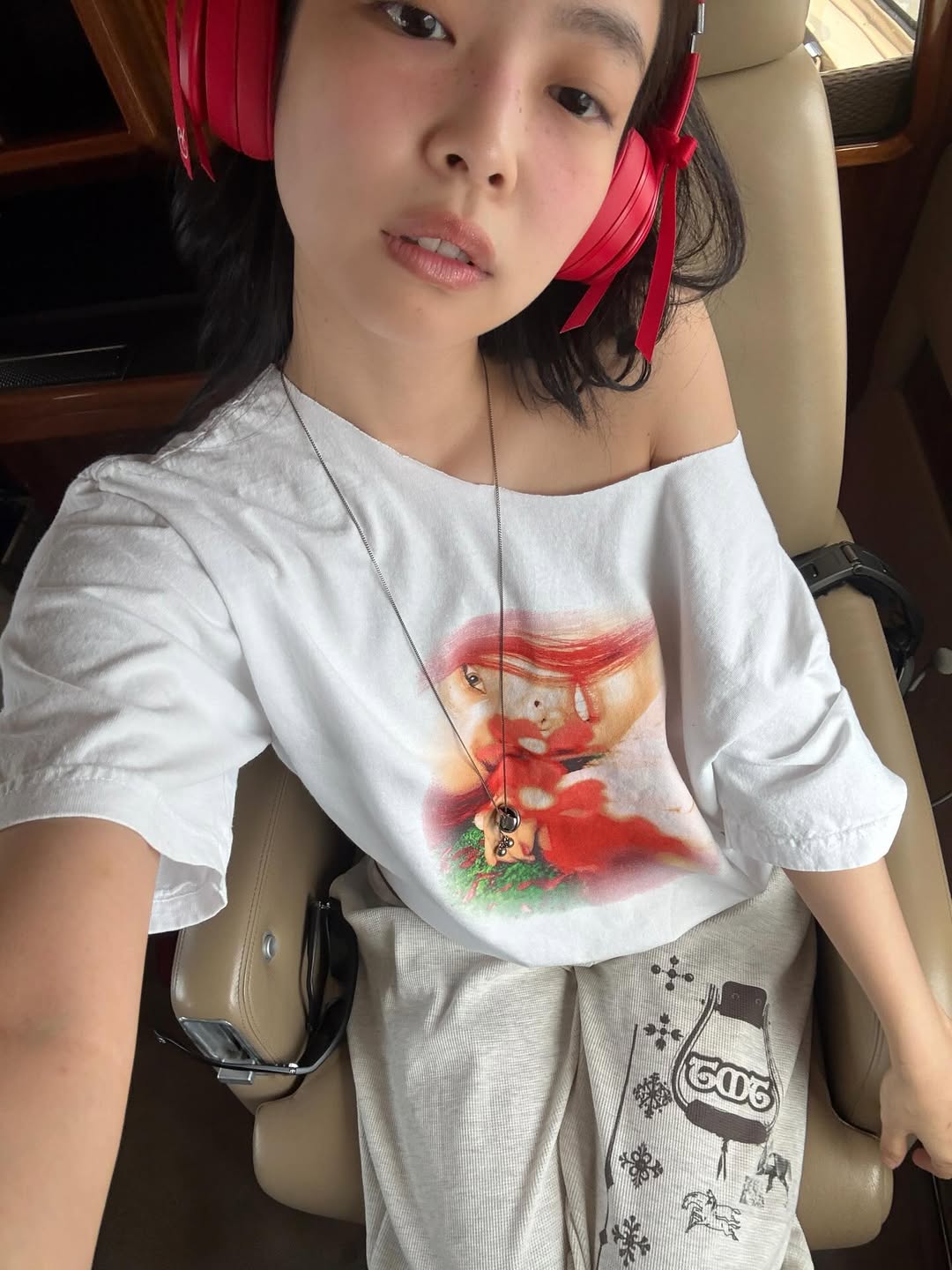 jennie diện áo thun graphic 
